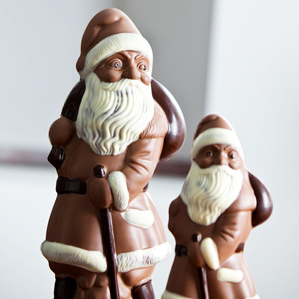 Zwei Schokoladen-Weihnachtsmänner aus Edel-Vollmilchschokolade